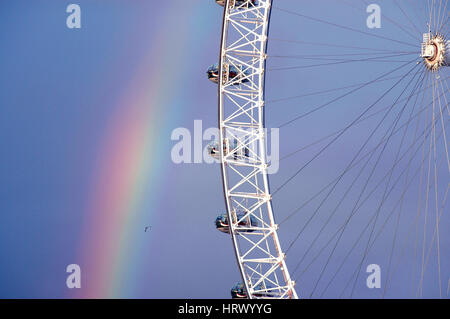 London, UK. 4. März 2017. Samstag Nachmittag Regenbogen über London Eye Rad und County Hall von der Westminster Bridge. Bildnachweis: JOHNNY ARMSTEAD/Alamy Live-Nachrichten Stockfoto