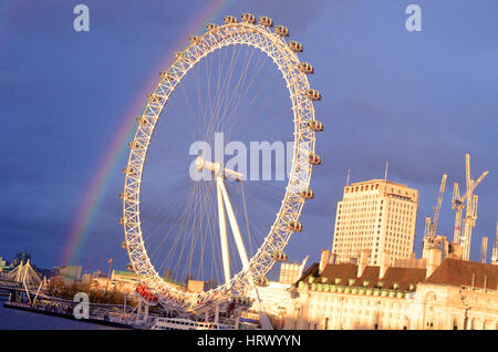 London, UK. 4. März 2017. Samstag Nachmittag Regenbogen über London Eye Rad und County Hall von der Westminster Bridge. Bildnachweis: JOHNNY ARMSTEAD/Alamy Live-Nachrichten Stockfoto