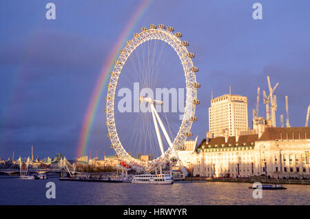 London, UK. 4. März 2017. Samstag Nachmittag Regenbogen über London Eye Rad und County Hall von der Westminster Bridge. Bildnachweis: JOHNNY ARMSTEAD/Alamy Live-Nachrichten Stockfoto