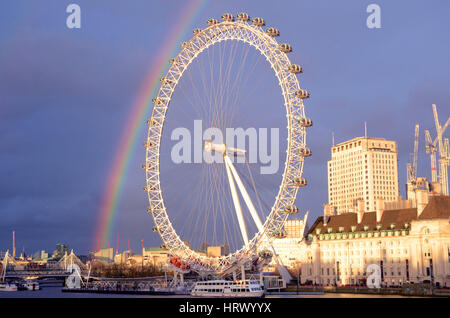 London, UK. 4. März 2017. Samstag Nachmittag Regenbogen über London Eye Rad und County Hall von der Westminster Bridge. Bildnachweis: JOHNNY ARMSTEAD/Alamy Live-Nachrichten Stockfoto