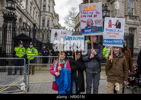 London, Großbritannien, 4. März, 2017: Tausende Aktivisten beteiligen in einem Londoner Demonstration # ournhs Schnitte und die Privatisierung des britischen healthcare Service. Kredit zu protestieren: dominika zarzycka/alamy leben Nachrichten Stockfoto