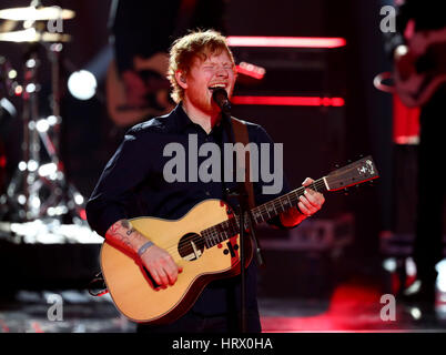 Hamburg, Deutschland. 4. März 2017. Britische Sängerin Ed Sheeran führt, nachdem eine Auszeichnung in der Musikkategorie bester internationaler bei der 52. Goldene Kamera Film & TV 2017 in Hamburg, Deutschland, 4. März 2017 vergibt. Foto: Christian Charisius/Dpa Pool/Dpa/Alamy Live-Nachrichten Stockfoto