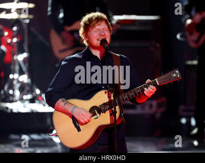 Hamburg, Deutschland. 4. März 2017. Britische Sängerin Ed Sheeran führt, nachdem eine Auszeichnung in der Musikkategorie bester internationaler bei der 52. Goldene Kamera Film & TV 2017 in Hamburg, Deutschland, 4. März 2017 vergibt. Foto: Christian Charisius/Dpa Pool/Dpa/Alamy Live-Nachrichten Stockfoto