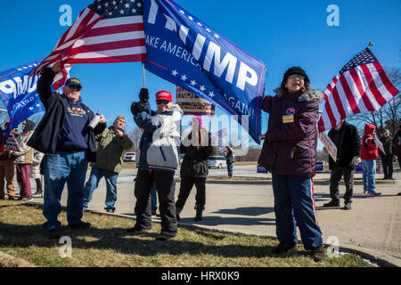 Sterling Heights, Michigan, USA. 4. März 2017. Anhänger von Präsident Donald Trump bei "März 4 Trumpf" in Macomb County, Michigan, USA. Bildnachweis: Jim West/Alamy Live-Nachrichten Stockfoto