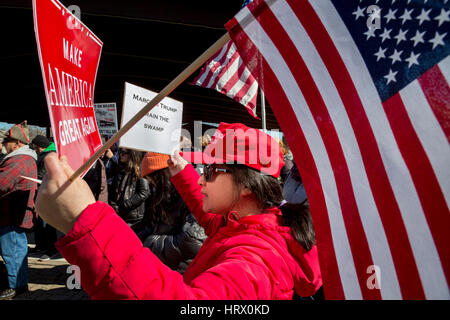 Sterling Heights, Michigan, USA. 4. März 2017. Anhänger von Präsident Donald Trump bei "März 4 Trumpf" in Macomb County, Michigan, USA. Bildnachweis: Jim West/Alamy Live-Nachrichten Stockfoto