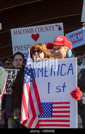 Sterling Heights, Michigan, USA. 4. März 2017. Anhänger von Präsident Donald Trump bei "März 4 Trumpf" in Macomb County, Michigan, USA. Bildnachweis: Jim West/Alamy Live-Nachrichten Stockfoto