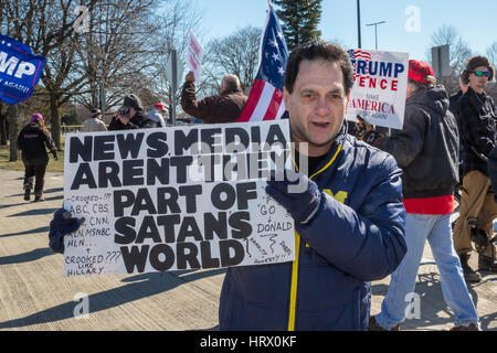 Sterling Heights, Michigan, USA. 4. März 2017. Anhänger von Präsident Donald Trump bei "März 4 Trumpf" in Macomb County, Michigan, USA. Bildnachweis: Jim West/Alamy Live-Nachrichten Stockfoto