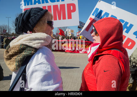 Sterling Heights, Michigan, USA. 4. März 2017. Anhänger von Präsident Donald Trump bei "März 4 Trumpf" in Macomb County, Michigan, USA. Sie wurden von Trump Gegnern konfrontiert, die ein Zeichen unterstützen Einwanderer trugen. Bildnachweis: Jim West/Alamy Live-Nachrichten Stockfoto