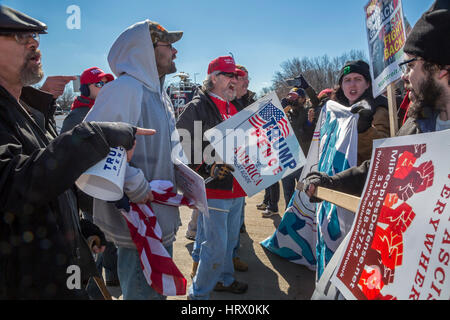 Sterling Heights, Michigan, USA. 4. März 2017. Anhänger von Präsident Donald Trump (links) im März 4 Trumpf in Macomb County, Michigan, USA. Sie sind mit Trump Gegner streiten. Bildnachweis: Jim West/Alamy Live-Nachrichten Stockfoto