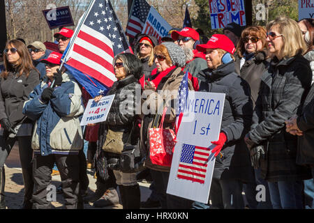 Sterling Heights, Michigan, USA. 4. März 2017. Anhänger von Präsident Donald Trump bei "März 4 Trumpf" in Macomb County, Michigan, USA. Bildnachweis: Jim West/Alamy Live-Nachrichten Stockfoto