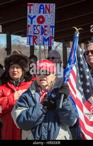 Sterling Heights, Michigan, USA. 4. März 2017. Anhänger von Präsident Donald Trump bei "März 4 Trumpf" in Macomb County, Michigan, USA. Bildnachweis: Jim West/Alamy Live-Nachrichten Stockfoto