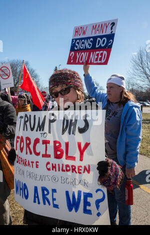 Sterling Heights, Michigan, USA. 4. März 2017. Kostenzählerproteste bei "März 4 Trumpf" in Macomb County, Michigan, USA. Sie trugen Schilder Einwanderer zu unterstützen. Bildnachweis: Jim West/Alamy Live-Nachrichten Stockfoto