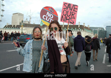 London, UK, 03.04.2017, tausend März durch das Zentrum von London zur Unterstützung des NHS und gegen weitere Kürzungen bei der Finanzierung. Bildnachweis: JOHNNY ARMSTEAD/Alamy Live-Nachrichten Stockfoto