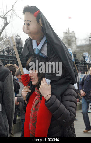 London, UK, 03.04.2017, tausend März durch das Zentrum von London zur Unterstützung des NHS und gegen weitere Kürzungen bei der Finanzierung. Bildnachweis: JOHNNY ARMSTEAD/Alamy Live-Nachrichten Stockfoto