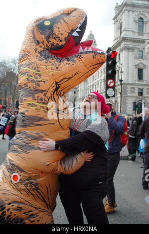 London, UK, 03.04.2017, tausend März durch das Zentrum von London zur Unterstützung des NHS und gegen weitere Kürzungen bei der Finanzierung. Bildnachweis: JOHNNY ARMSTEAD/Alamy Live-Nachrichten Stockfoto