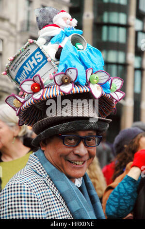 London, UK, 03.04.2017, tausend März durch das Zentrum von London zur Unterstützung des NHS und gegen weitere Kürzungen bei der Finanzierung. Bildnachweis: JOHNNY ARMSTEAD/Alamy Live-Nachrichten Stockfoto