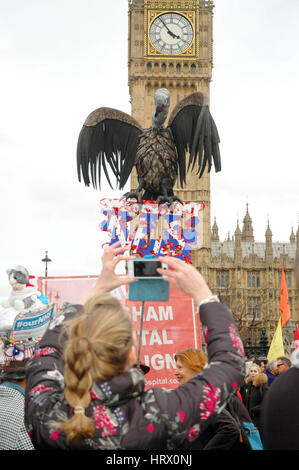 London, UK, 03.04.2017, tausend März durch das Zentrum von London zur Unterstützung des NHS und gegen weitere Kürzungen bei der Finanzierung. Bildnachweis: JOHNNY ARMSTEAD/Alamy Live-Nachrichten Stockfoto