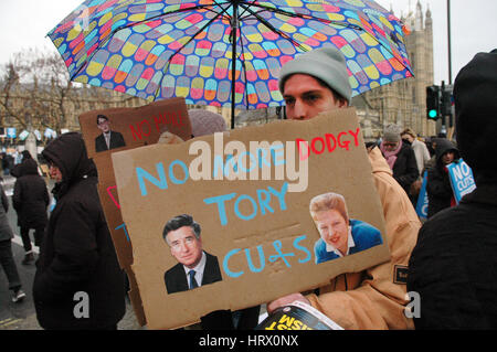 London, UK, 03.04.2017, tausend März durch das Zentrum von London zur Unterstützung des NHS und gegen weitere Kürzungen bei der Finanzierung. Bildnachweis: JOHNNY ARMSTEAD/Alamy Live-Nachrichten Stockfoto