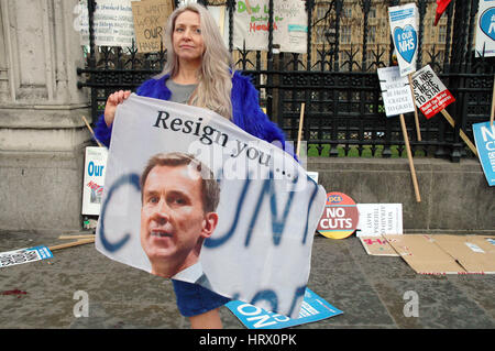 London, UK, 03.04.2017, tausend März durch das Zentrum von London zur Unterstützung des NHS und gegen weitere Kürzungen bei der Finanzierung. Bildnachweis: JOHNNY ARMSTEAD/Alamy Live-Nachrichten Stockfoto