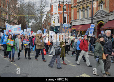 London, UK. 4. März 2017. Zehntausende von Menschen marschieren nach Westminster, zur Unterstützung des NHS. Bildnachweis: Dario Earl/Alamy Live-Nachrichten Stockfoto