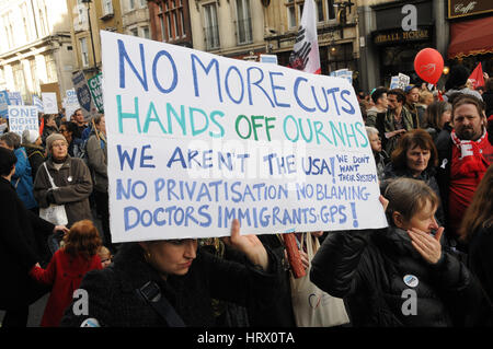 London, UK. 4. März 2017. Tausende von Demonstranten aus ganz Großbritannien marschierten nach Westminster, im Protest gegen Kürzungen des NHS. Bildnachweis: Dario Earl/Alamy Live-Nachrichten Stockfoto