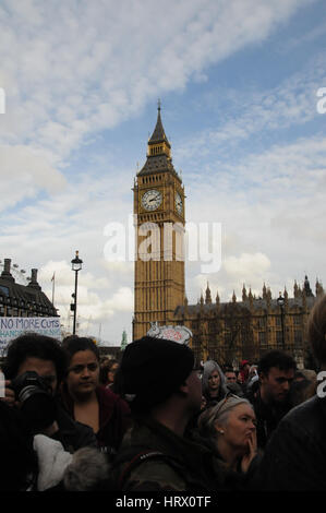 London, UK. 4. März 2017. Tausenden Masse durch das Parlament, Protest gegen die Regierung Kürzungen bei den NHS-Kredit: Dario Earl/Alamy Live News Stockfoto