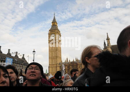 London, UK. 4. März 2017. Demonstranten gegen NHS Kürzungen im Londoner Parlament quadrieren Credit: Dario Earl/Alamy Live News Stockfoto