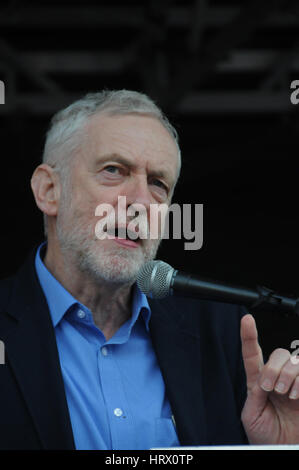 London, Großbritannien. 04 Mär, 2017. Labour-führer, Jeremy Corbyn, Adressen der Demonstranten, die sich für die Demonstration gegen Kuerzungen im NHS gedreht, in der Westminster Parliament Square. Credit: Dario Earl/Alamy leben Nachrichten Stockfoto