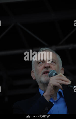 London, Großbritannien. 04 Mär, 2017. Jeremy Corbyn, der Führer der Labour Party, Adressen der Massen in der Westminster Parliament Square, der sich gegen weitere Kürzungen des NHS zu protestieren. Credit: Dario Earl/Alamy leben Nachrichten Stockfoto