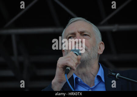 London, UK. 4. März 2017. Jeremy Corbyn, Führer der Arbeitspartei, befasst sich die Massen in der Westminster Parliament Square, die erwies sich als protest gegen die Regierung weitere Einschnitte an den NHS-Kredit: Dario Earl/Alamy Live News Stockfoto