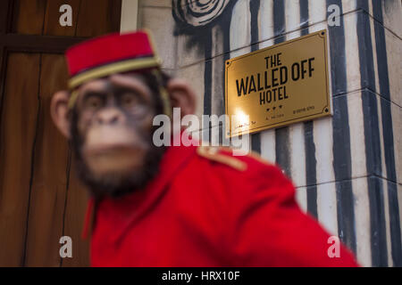 Bethlehem. 4. März 2017. Eine Affe Pagen Installation ist vor "The Walled ab Hotel" in der West Bank Stadt Bethlehem, am 4. März 2017 gesehen. "Die Mauern aus Hotel", gefüllt mit Werken der britische Street Artist Banksy, wurde unter seiner Aufsicht entwickelt. Das Hotel liegt nur wenige Meter vom israelischen Trennmauer mit alle Zimmer. Das Hotel mit neun Zimmern wird offiziell für Gäste am 20. März bei Buchungen über die Website geöffnet werden. Bildnachweis: Luay Sababa/Xinhua/Alamy Live-Nachrichten Stockfoto