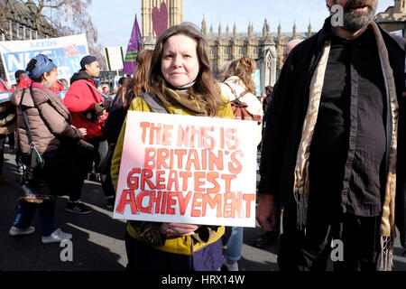 London, UK, 4. März 2017. Zehntausende von Menschen, darunter Gesundheitswesen gracious, März in London eine vollfinanzierte und staatliche NHS gefordert. Bildnachweis: Yanice Cesari / Alamy Live Nes Stockfoto