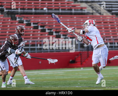 Der Saison. 4. März 2017. Rutgers Christian Scarpello (14) feuert einen Schuss auf das Tor bei einem NCAA Lacrosse-Spiel zwischen den Braunbären und der Rutgers Scarlet Knights High Point Solutions Stadium in Piscataway, New Jersey. Rutgers schlagen braun 13-11 5-0 in die Saison gehen. Mike Langish/Cal-Sport-Medien. Bildnachweis: Csm/Alamy Live-Nachrichten Stockfoto