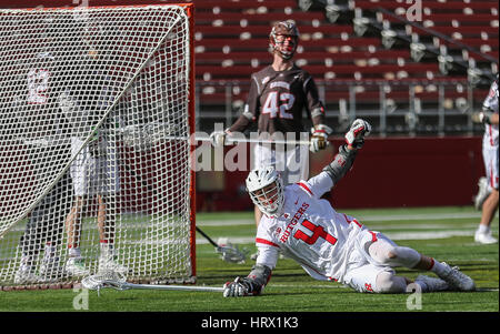 Der Saison. 4. März 2017. Rutgers Kieran Mullins (4) feiert seinen ersten Hälfte Ziel bei einem NCAA Lacrosse-Spiel zwischen den Braunbären und der Rutgers Scarlet Knights High Point Solutions Stadium in Piscataway, New Jersey. Rutgers schlagen braun 13-11 5-0 in die Saison gehen. Mike Langish/Cal-Sport-Medien. Bildnachweis: Csm/Alamy Live-Nachrichten Stockfoto