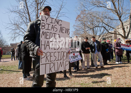 Washington, DC, USA. 4. März 2017. Die "Spirit of America" Rallye zieht eine kleine Menschenmenge vor dem weißen Haus, die Unterstützung von Präsident Donald Trump zu äußern. Bildnachweis: B Christopher/Alamy Live-Nachrichten Stockfoto
