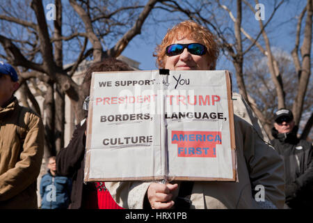 Washington, DC, USA. 4. März 2017. Die "Spirit of America" Rallye zieht eine kleine Menschenmenge vor dem weißen Haus, die Unterstützung von Präsident Donald Trump zu äußern. Bildnachweis: B Christopher/Alamy Live-Nachrichten Stockfoto