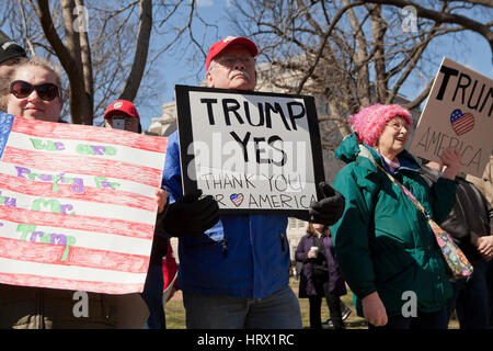 Washington, DC, USA. 4. März 2017. Die "Spirit of America" Rallye zieht eine kleine Menschenmenge vor dem weißen Haus, die Unterstützung von Präsident Donald Trump zu äußern. Bildnachweis: B Christopher/Alamy Live-Nachrichten Stockfoto