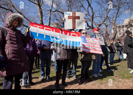 Washington, DC, USA. 4. März 2017. Die "Spirit of America" Rallye zieht eine kleine Menschenmenge vor dem weißen Haus, die Unterstützung von Präsident Donald Trump zu äußern. Bildnachweis: B Christopher/Alamy Live-Nachrichten Stockfoto