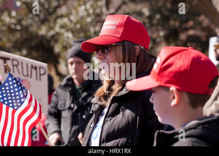 Washington, DC, USA. 4. März 2017. Die "Spirit of America" Rallye zieht eine kleine Menschenmenge vor dem weißen Haus, die Unterstützung von Präsident Donald Trump zu äußern. Bildnachweis: B Christopher/Alamy Live-Nachrichten Stockfoto