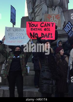 New York, NY, USA. 4. März 2017. Demonstranten Kundgebung gegen den Bau der Dakota-Zugang-Pipeline vor der Statue von Christopher Columbus in Columbus Circle und das Trump International Hotel in New York City am 4. März 2017. Bildnachweis: Rainmaker Fotomedien/Punch/Alamy Live-Nachrichten Stockfoto