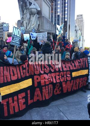 New York, NY, USA. 4. März 2017. Demonstranten Kundgebung gegen den Bau der Dakota-Zugang-Pipeline vor der Statue von Christopher Columbus in Columbus Circle und das Trump International Hotel in New York City am 4. März 2017. Bildnachweis: Rainmaker Fotomedien/Punch/Alamy Live-Nachrichten Stockfoto