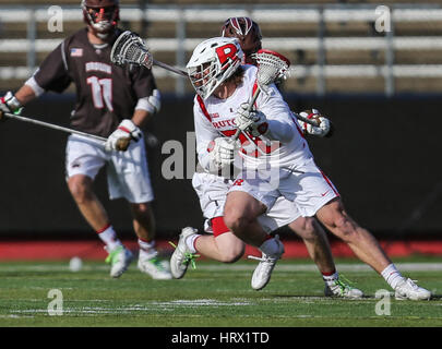 Der Saison. 4. März 2017. Rutgers Casey Rose (20) Laufwerke an das Netz bei einem NCAA Lacrosse-Spiel zwischen den Braunbären und der Rutgers Scarlet Knights High Point Solutions Stadium in Piscataway, New Jersey. Rutgers schlagen braun 13-11 5-0 in die Saison gehen. Mike Langish/Cal-Sport-Medien. Bildnachweis: Csm/Alamy Live-Nachrichten Stockfoto