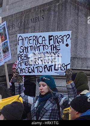 New York, NY, USA. 4. März 2017. Demonstranten Kundgebung gegen den Bau der Dakota-Zugang-Pipeline vor der Statue von Christopher Columbus in Columbus Circle und das Trump International Hotel in New York City am 4. März 2017. Bildnachweis: Rainmaker Fotomedien/Punch/Alamy Live-Nachrichten Stockfoto