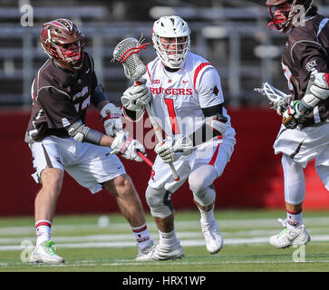 Der Saison. 4. März 2017. Rutgers Joe Francisco (1) sieht um bei einem NCAA Lacrosse-Spiel zwischen den Braunbären und der Rutgers Scarlet Knights High Point Solutions Stadium in Piscataway, New Jersey zu übergeben. Rutgers schlagen braun 13-11 5-0 in die Saison gehen. Mike Langish/Cal-Sport-Medien. Bildnachweis: Csm/Alamy Live-Nachrichten Stockfoto