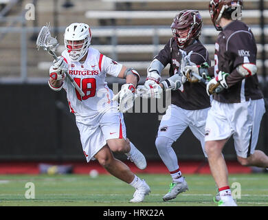 Der Saison. 4. März 2017. Rutgers Mark Christiano (18) versucht sich zu befreien von Browns Jack Kniffin (6) bei einem NCAA Lacrosse-Spiel zwischen den Braunbären und der Rutgers Scarlet Knights High Point Solutions Stadium in Piscataway, New Jersey. Rutgers schlagen braun 13-11 5-0 in die Saison gehen. Mike Langish/Cal-Sport-Medien. Bildnachweis: Csm/Alamy Live-Nachrichten Stockfoto