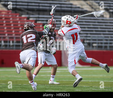 Der Saison. 4. März 2017. Rutgers Jeff George (11) feuert einen Schuss auf das Tor bei einem NCAA Lacrosse-Spiel zwischen den Braunbären und der Rutgers Scarlet Knights High Point Solutions Stadium in Piscataway, New Jersey. Rutgers schlagen braun 13-11 5-0 in die Saison gehen. Mike Langish/Cal-Sport-Medien. Bildnachweis: Csm/Alamy Live-Nachrichten Stockfoto