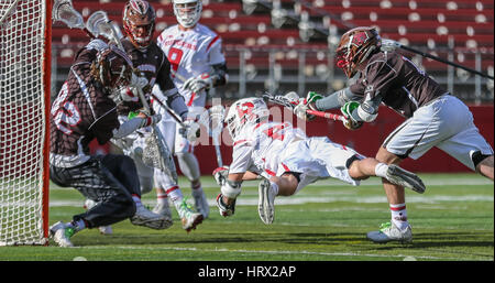 Der Saison. 4. März 2017. Rutgers Christian Mazzone (21) geht in der Luft, als er einen Schuss auf das Tor während einer NCAA Lacrosse-Spiel zwischen den Braunbären und der Rutgers Scarlet Knights High Point Solutions Stadium in Piscataway, New Jersey nimmt. Rutgers schlagen braun 13-11 5-0 in die Saison gehen. Mike Langish/Cal-Sport-Medien. Bildnachweis: Csm/Alamy Live-Nachrichten Stockfoto