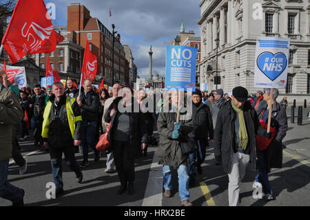 London, UK. 4. März 2017. Demonstranten machen ihren Weg nach unten Londoner Whitehall, auf dem Weg zum Parlament von Westminster Square, für eine sichere der NHS-Rallye. Bildnachweis: Dario Earl/Alamy Live-Nachrichten Stockfoto