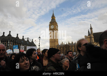 London, UK. 4. März 2017. Tausende versammeln sich im Londoner Parlament, Protest gegen die Regierung Kürzungen des NHS. Bildnachweis: Dario Earl/Alamy Live-Nachrichten Stockfoto