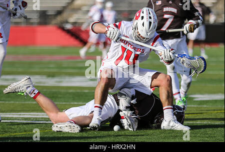 Der Saison. 4. März 2017. Rutgers Christian Scarpello (14) stolpert beim gehen für den Ball bei einem NCAA Lacrosse-Spiel zwischen den Braunbären und der Rutgers Scarlet Knights High Point Solutions Stadium in Piscataway, New Jersey. Rutgers schlagen braun 13-11 5-0 in die Saison gehen. Mike Langish/Cal-Sport-Medien. Bildnachweis: Csm/Alamy Live-Nachrichten Stockfoto